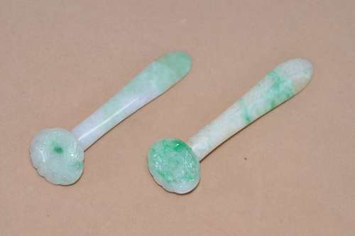 A  PAIR  OF JADE  RUYI  HAIRPINS IN  QING  DYNASTY