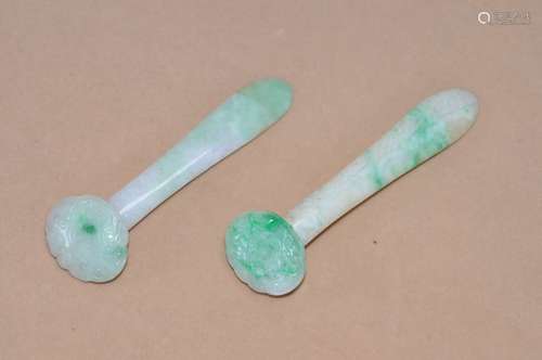 A  PAIR  OF JADE  RUYI  HAIRPINS IN  QING  DYNASTY