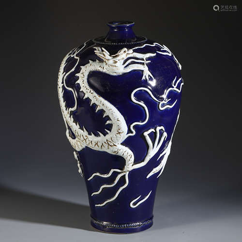 A CHINESE PORCELAIN CELADON GLAZED DRAGON VASE