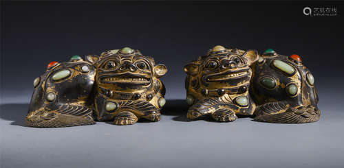 A PAIR OF CHINESE BRONZE JADE INLAID GOLD PAINTED BEAST TABLE ITEMS