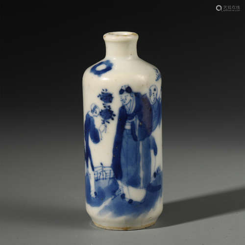 A CHINESE PORCELAIN BLUE AND WHITE FIGURE SNUFF BOTTLE