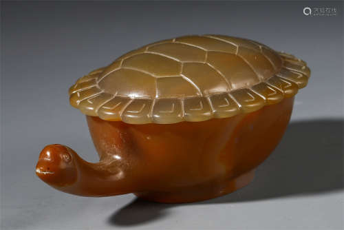 A CHINESE AGATE TURTLE LIDDED CASE