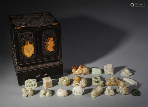 A SET OF CHINESE CARVED TABLE ITEM WITH WOOD BOX