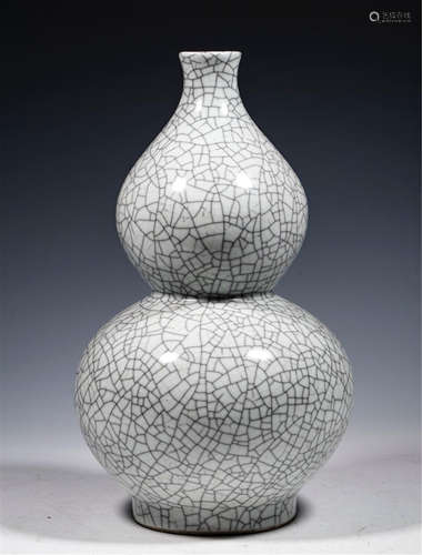 A CHINESE PORCELAIN GLAZED GOURD VASE