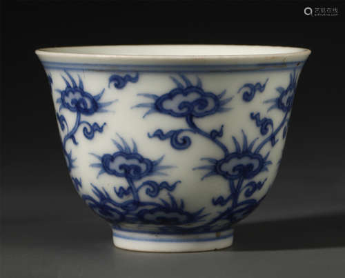 A CHINESE PORCELAIN BLUE AND WHITE FLOWER CUP