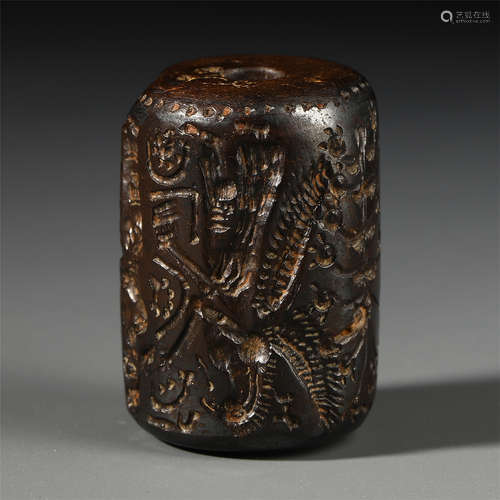 A CHINESE CARVED JADE ACCESSORY