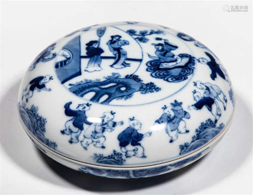 A CHINESE PORCELAIN BLUE AND WHITE WOMEN LIDDED CASE