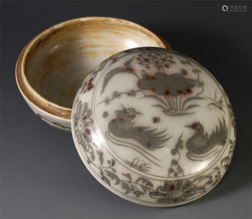 A CHINESE PORCELAIN DUCK LIDDED CASE