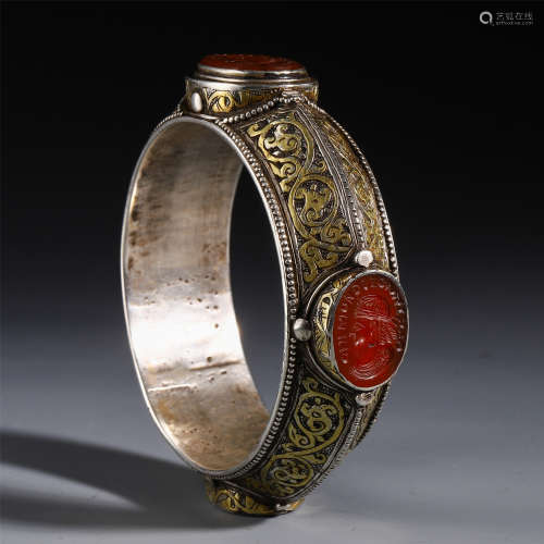 A CHINESE GOLD AND GEM STONE INLAID SILVER BANGLE