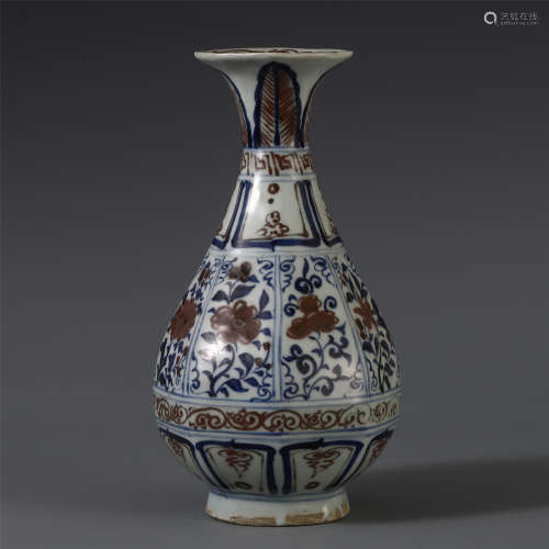 A CHINESE PORCELAIN BLUE AND WHITE RED GLAZED FLOWER VASE