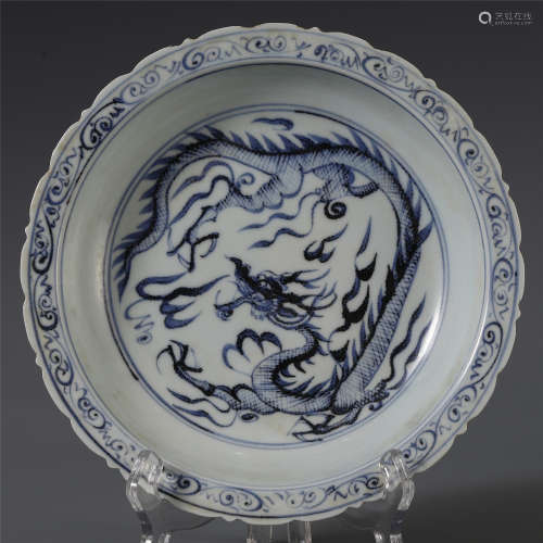 A CHINESE PORCELAIN BLUE AND WHITE DRAGON DISH