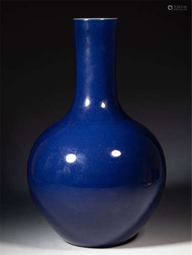 A CHINESE PORCELAIN BLUE GLAZED TIANQIU VASE