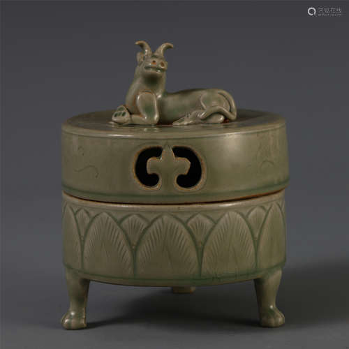 A CHINESE PORCELAIN CELADON GLAZED TRIPLE FEET INCENSE BURNER