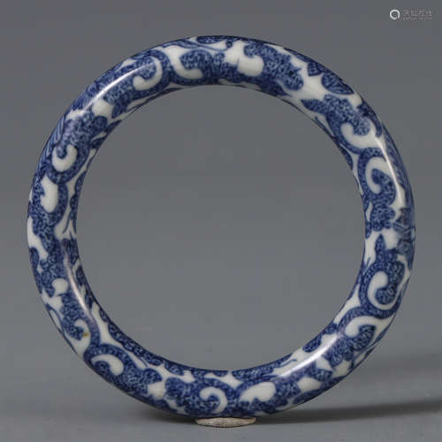 A CHINESE PORCELAIN BLUE AND WHITE FLOWER BANGLE