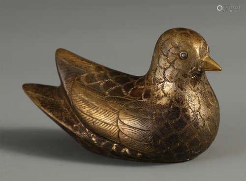 A CHINESE GILT BRONZE DUCK TABLE ITEM