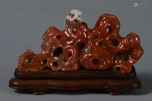 A CHINESE CARVED AGATE TABLE ITEM