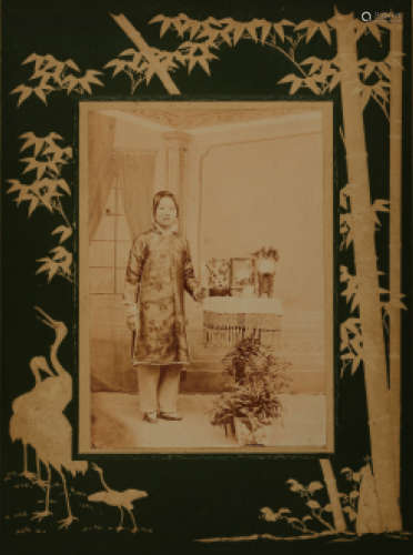 清代拍摄“三寸金莲--中国贵族女性全身肖像”原版蛋白照片一张（附清代原装卡纸）。