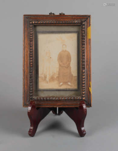 清代拍摄“男性坐立图全身肖像”原版蛋白照片一张。