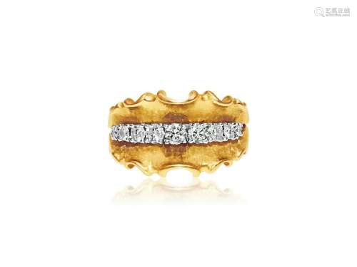 14K Yellow Gold, 1.10 Carat VINTAGE White Diamond Ring.