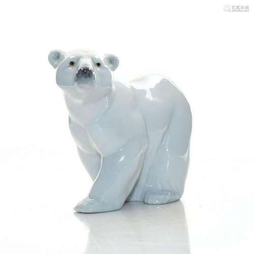 LLADRO FIGURINE ATTENTIVE POLAR BEAR 1207