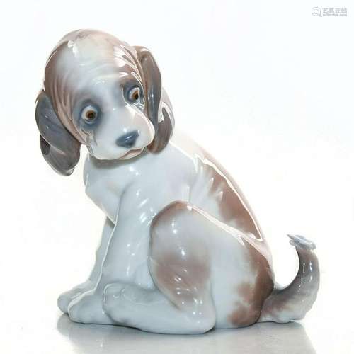 LLADRO PORCELAIN DOG FIGURE, GENTLE SURPRISE 06210