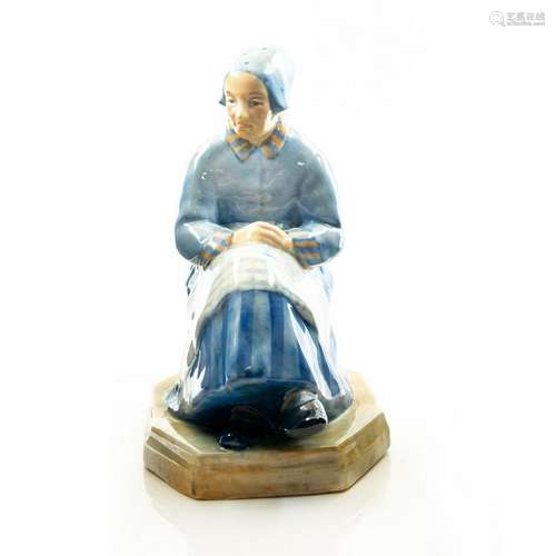 ROYAL DOULTON FIGURINE, PICARDY PEASANT HN351