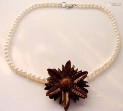 Elegant Pearl Necklace Flower Pendant