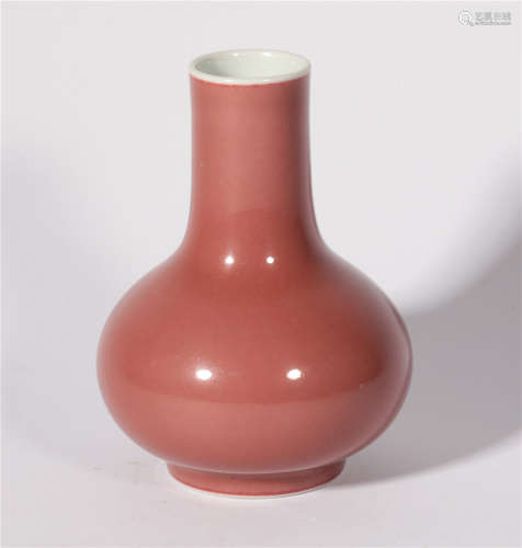 Red small celestial sphere bottle in Qianlong Langyao in Qing Dynasty