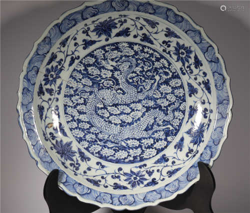 Blue and white dragon pattern large disk in Yuan Dynasty