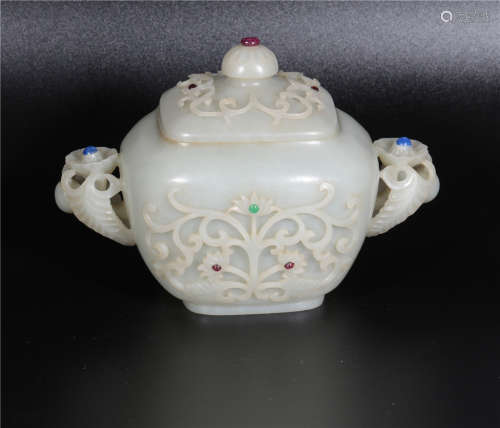 Qianlong Indanstan binaural jar in Qing Dynasty