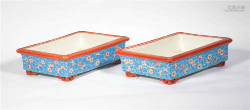 A pair of Daoguang powder color daffodil pots in the Qing Dynasty