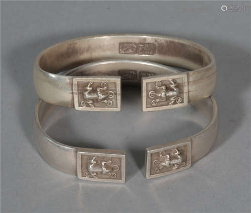 A pair of silver bracelets in the Qing Dynasty