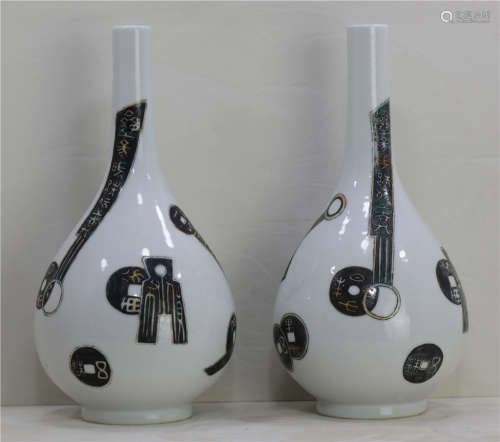 A pair of Qianlong awl bottles in the Qing Dynasty