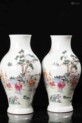 A Pair of Chinese Famille Rose Porcelain Vases