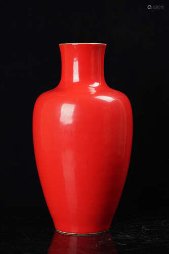 A Chinese Gilt Red Glazed Porcelain Vase