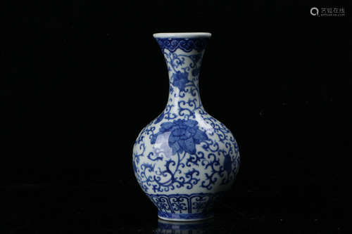 A Chinese Blue and White Porcelain Vase