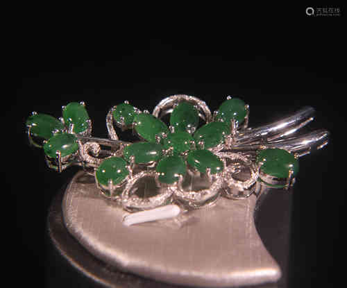 A Chinese Jadeite Foliage Brooch