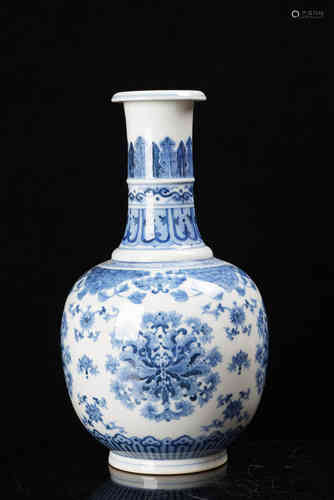 A Chinese Blue and White Floral Porcelain Globular Vase