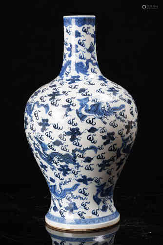 A Chinese Blue and White Porcelain Vase