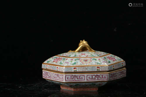 A Chinese Enamel Porcelain Hexagonal Box
