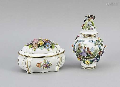 Lid vase with flowers and