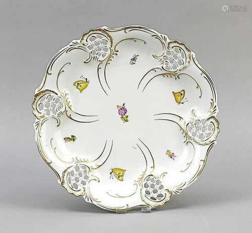 Splendid plate with butte