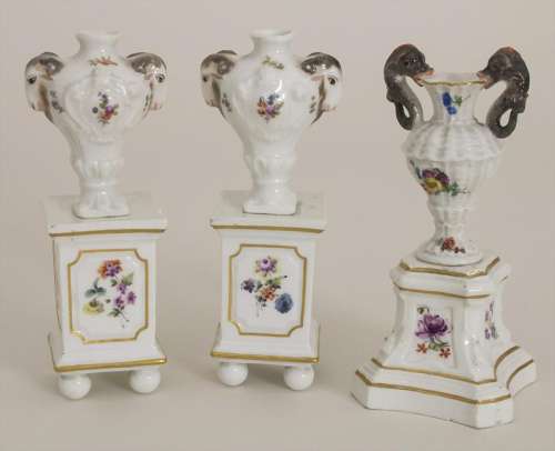 3 Miniatur Vasen mit Widderköpfen und Delfinen auf