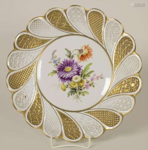 Fächerteller mit Blumenmalerei / A fan shaped plate