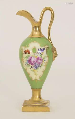 Kleine Henkelkanne mit Blumenbouquets / A small jug