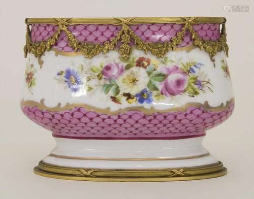 Ovale Vase mit Blumenbouquets / An oval vase with