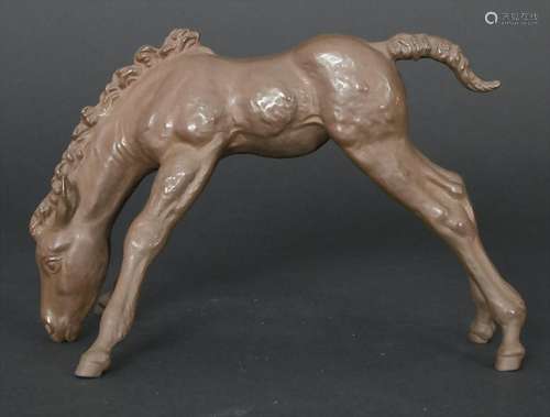 Tierfigur 'Grasendes Fohlen' / An animal figure of a