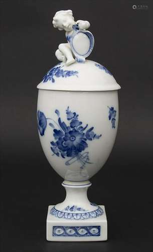 Deckelvase mit Puttofigur und Blumen / A lidded vase