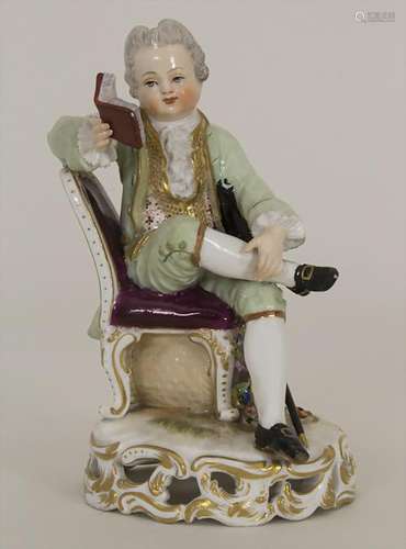 Kinderfigur 'Lesender Knabe mit Dreispitz und Säbel' /