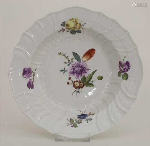 Teller mit Blumenmalerei / A plate with flowers,